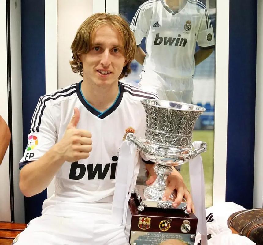 猛龙出现忠实美女球迷！身材火辣的她已连续多个赛季坐场边看球